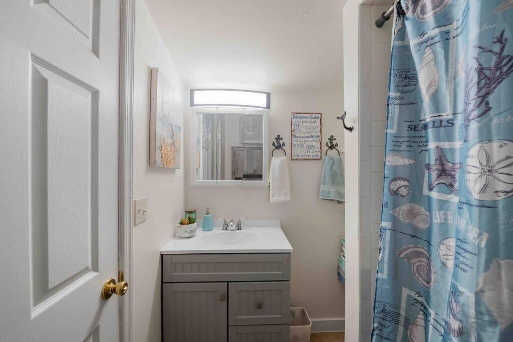 Beach Bungalow - 1 Block To Beach - Pets Welcome! نورفولك المظهر الخارجي الصورة