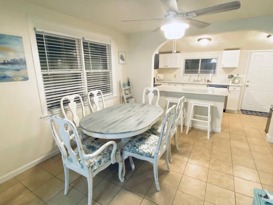 Beach Bungalow - 1 Block To Beach - Pets Welcome! نورفولك المظهر الخارجي الصورة