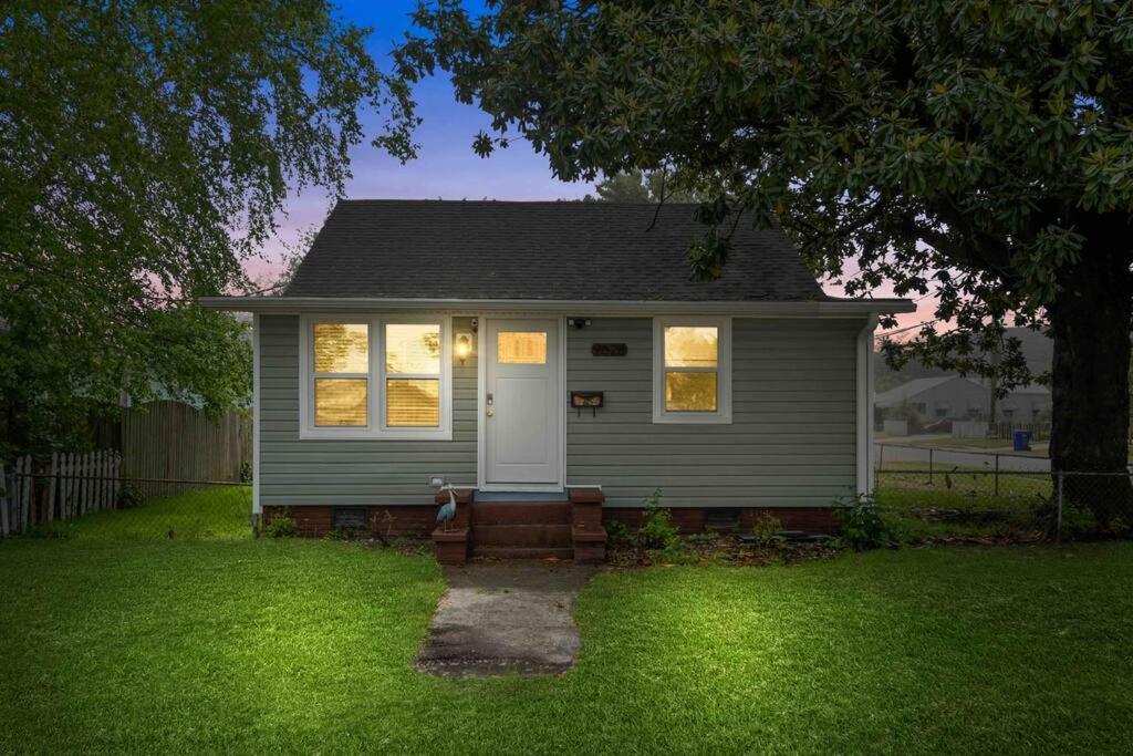 Beach Bungalow - 1 Block To Beach - Pets Welcome! نورفولك المظهر الخارجي الصورة