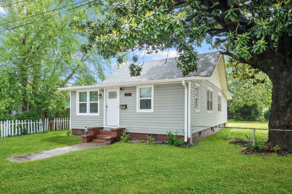 Beach Bungalow - 1 Block To Beach - Pets Welcome! نورفولك المظهر الخارجي الصورة
