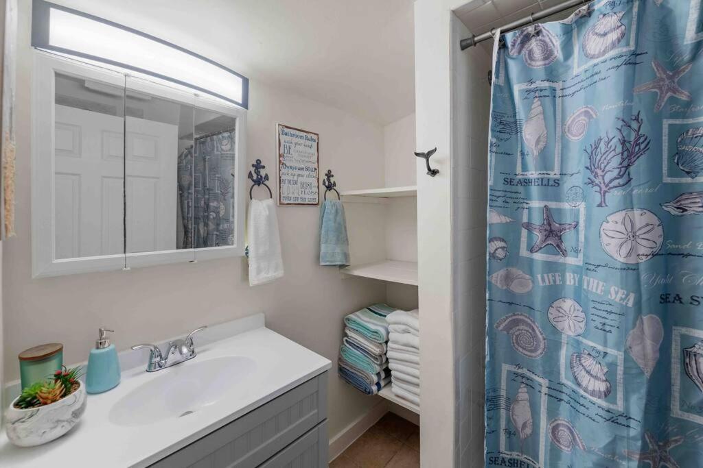 Beach Bungalow - 1 Block To Beach - Pets Welcome! نورفولك المظهر الخارجي الصورة